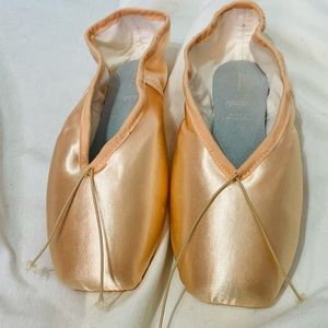 Freed of London point shoes. Size 7E.